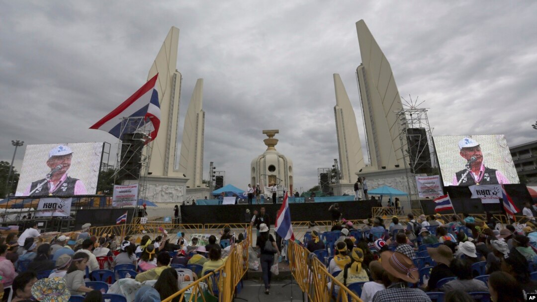 Para demonstran mendengarkan pidato dalam aksi demo menentang RUU amnesti di Monumen Demokrasi di Bangkok, Thailand (8/11).