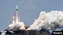 Un cohete H-IIA que lleva la sonda espacial Hayabusa 2 despega de la plataforma de lanzamiento en el Centro Espacial Tanegashima en la isla de Tanegashima, Japón, en esta foto tomada por Kyodo el 3 de diciembre de 2014. 