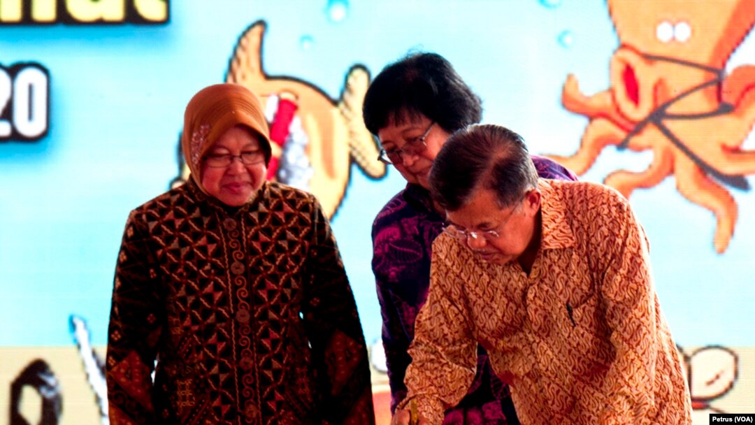 Wakil Presiden Jusuf Kalla menandatangani prasasti peresmian Pusat Daur Ulang Sampah Jambangan saat menghadiri peringatan Hari Peduli Sampah Nasional 2017 di Kenjeran, Surabaya (Foto: VOA/Petrus)