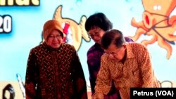 Wakil Presiden Jusuf Kalla menandatangani prasasti peresmian Pusat Daur Ulang Sampah Jambangan saat menghadiri peringatan Hari Peduli Sampah Nasional 2017 di Kenjeran, Surabaya (Foto: VOA/Petrus)