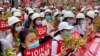 Estudiantes de medicina en Mandalay, Myanmar, sostienen carteles durante una protesta contra el golpe de estado militar en el país. Febrero 21 de 2021. 