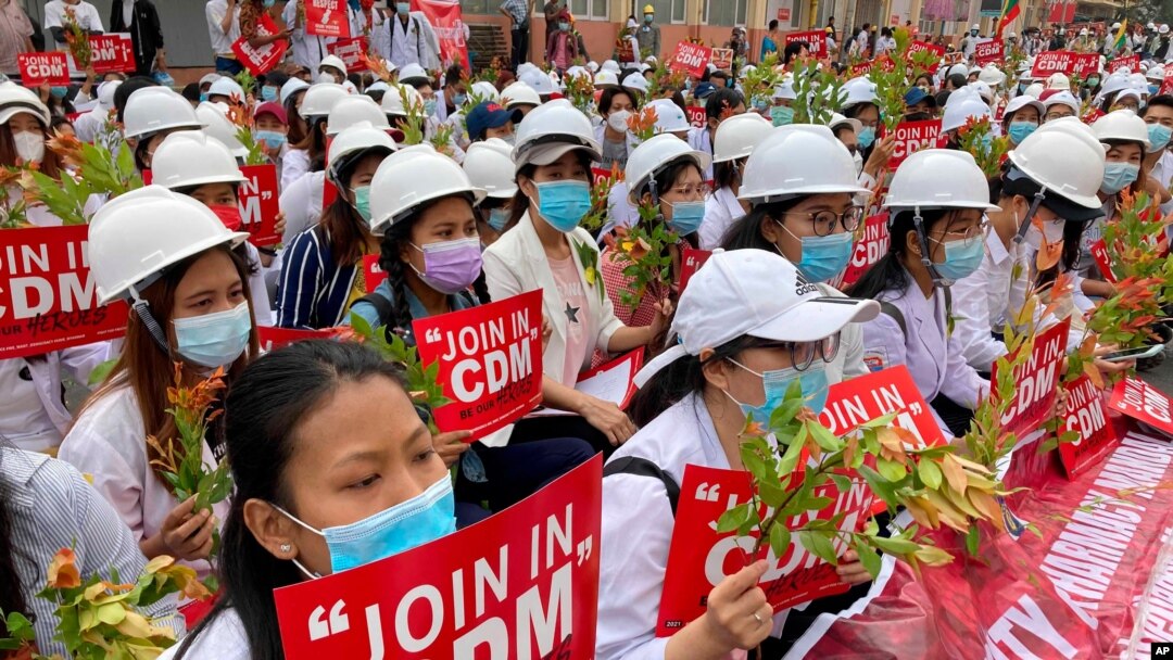 Estudiantes de medicina en Mandalay, Myanmar, sostienen carteles durante una protesta contra el golpe de estado militar en el país. Febrero 21 de 2021. 