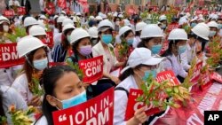 Estudiantes de medicina en Mandalay, Myanmar, sostienen carteles durante una protesta contra el golpe de estado militar en el país. Febrero 21 de 2021. 