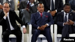 L'ancien président français François Hollande, son homologue congolais Denis Sassou-Nguesso et le Togolais Faure Gnassingbé, à Bamako, Mali, le 14 janvier 2017.