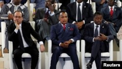 L'ancien président français François Hollande, son homologue congolais Denis Sassou-Nguesso et le Togolais Faure Gnassingbé, à Bamako, Mali, le 14 janvier 2017.