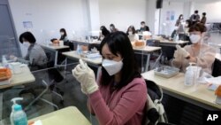 지난 17일 한국 서울의 의료시설에서 간호사들이 신종 코로나바이러스 백신 접종 훈련을 하고 있다.