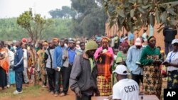 Watu wakiwa msitarini kupiga kura ya bunge June 29 nchini Burundi