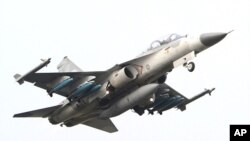 Taiwan air force IDF fighter jet scrambles from a highway during the Hanguang air force drill in Madou, Tainan city, south of Taiwan, April 12, 2011.