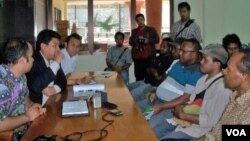 Perwakilan Dewan Adat Daerah Paniai, Papua (kanan) mendatangi kantor Komnas HAM di Jakarta untuk mengadukan dugaan pelanggaran aparat keamanan (7/12).