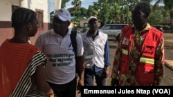 Au centre, Ayah Ayah Abiné, venu remettre les dons aux déplacés à Mbanga, Cameroun, le 22 avril 2018. (VOA/Emmanuel Jules Ntap)