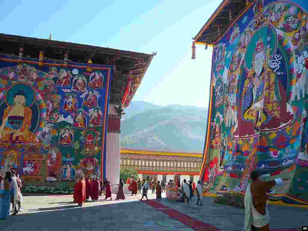 Two of the sacred Thongdroel (giant tapestry) unfurled at the coronation site, the Tashichho Dzong, November 05, 2008 (Photo/VOA - S. Herman)