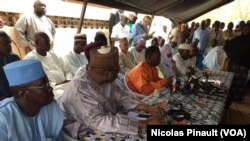 Ouhoumoudou Mahamadou, directeur de campagne du président Mahamadou Issoufou, lors d'une conférence de presse au quartier Château neuf de Niamey, le 24 février 2016. (VOA/Nicolas Pinault)