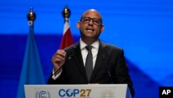 ARCHIVO - Simon Stiell, responsable climático de Naciones Unidas, habla en la sesión de clausura de la cumbre climática COP27 el 20 de noviembre de 2022 en Sharm el Sheij, Egipto. 