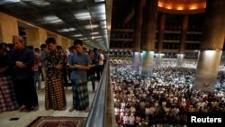 Suasana tarawih pertama di Masjid Istiqlal, Jakarta hari Minggu malam (5/5). 