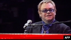 Giám đốc tổ chức lễ hội nói rằng Elton John được mời vì ông là một ca nhạc sĩ thượng thặng và đời tư của ông không phải là chuyện của ban tổ chức