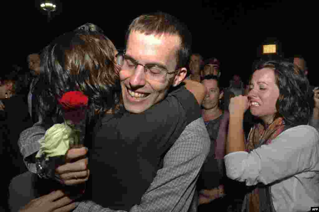 Freed American Shane Bauer, center is welcomed upon his arrival from Iran, in Muscat, Oman Wednesday, Sept. 21, 2011. (AP Photo/Sultan Al-Hasani)