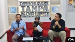 Diskusi tentang mahar politik di kantor Indonesia Corruption Watch (ICW) di Jakarta, Selasa (16/1). Peneliti ICW Almas Sjahfrina (tengah), dan Fadli Ramadhani, peneliti Perludem (kanan). (Foto: VOA/Fathiyah). 