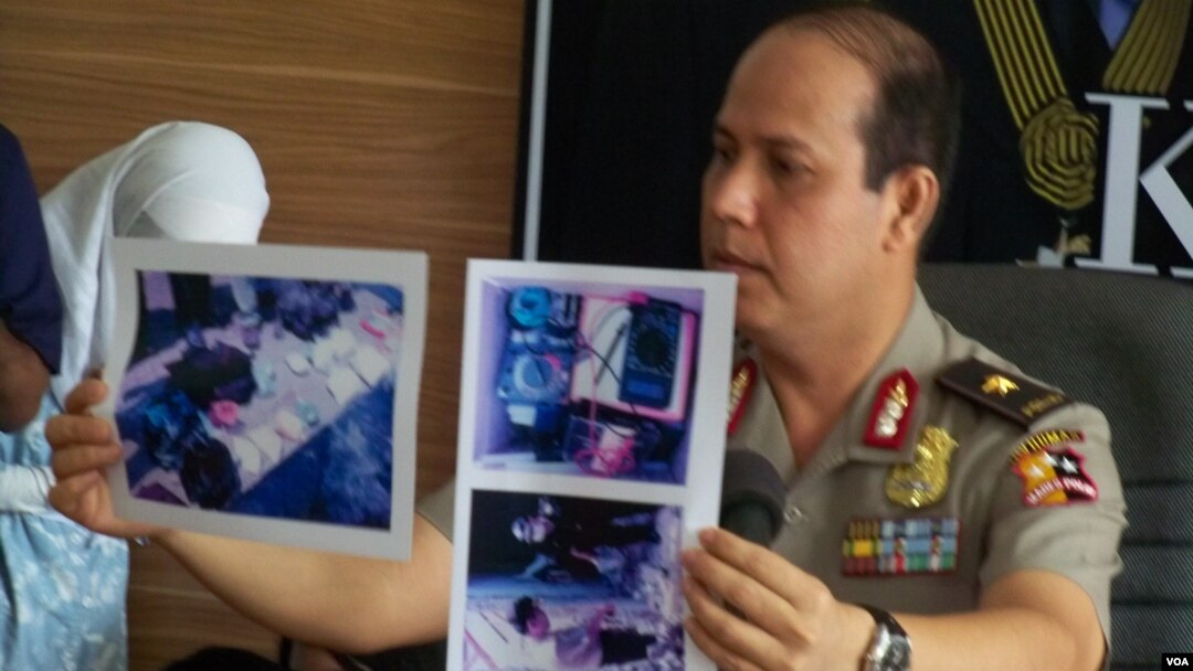 Brigjen Boy Rafli Amar dari Mabes Polri menunjukkan foto-foto bukti perakitan bom. (VOA/Andylala Waluyo)