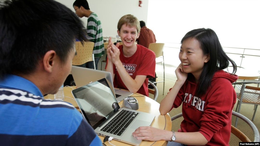 Mahasiswa pascasarjana teknik Stanford, Serena Yeung, kanan, bekerja sebagai insinyur perangkat lunak di sebuah startup Silicon Valley. (Foto: AP/Paul Sakuma)