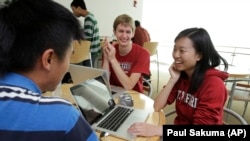 Mahasiswa pascasarjana teknik Stanford, Serena Yeung, kanan, bekerja sebagai insinyur perangkat lunak di sebuah startup Silicon Valley. (Foto: AP/Paul Sakuma)