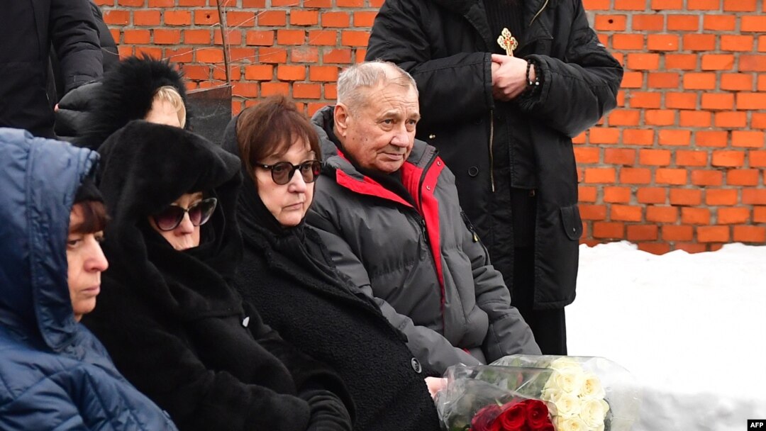 Aleksey Navalni'nin annesi Lyudmila Navalnaya (sağdan ikinci) ve babası Anatoli Navalni (sağda), cenaze törenine katıldı.