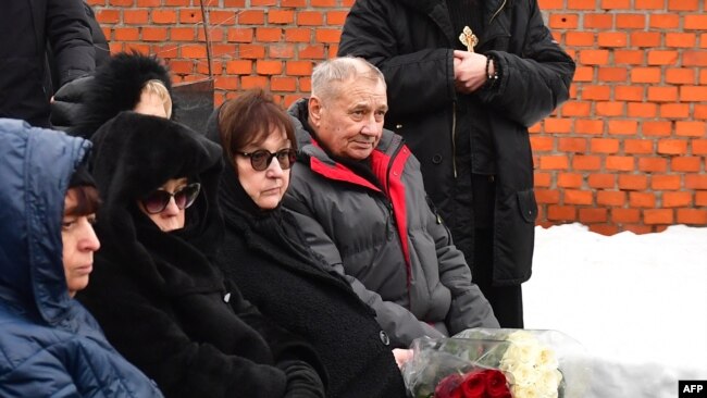 Aleksey Navalni'nin annesi Lyudmila Navalnaya (sağdan ikinci) ve babası Anatoli Navalni (sağda), cenaze törenine katıldı.