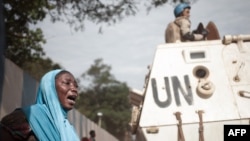 Une femme en pleurs devant le siège de la Minusca, Bangui, le 11 avril 2018