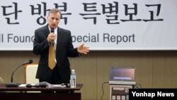 지난 8월 서울에서 열린 유진벨 재단 방북 특별보고 기자회견에서 스티븐 린튼 유진벨 재단 회장이 결핵 진단 장비를 설명하고 있다.
