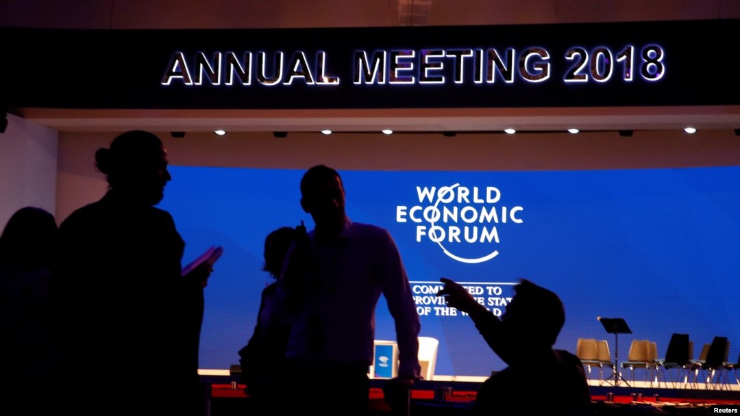 Para staf berdiskusi di Aula Kongres menjelang pertemuan tahunan World Economic Forum (WEF) di resor Davos, Swiss, Jerman, 22 Januari 2018.