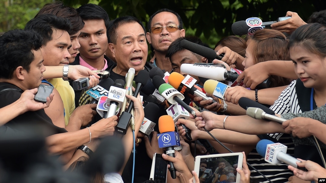 Komisaris Polisi Thailand, Somyot Pumpanmuang (tengah) memberikan keterangan kepada media di Bangkok, dalam jumpa pers hari Sabtu (29/8).