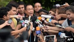 Komisaris Polisi Thailand, Somyot Pumpanmuang (tengah) memberikan keterangan kepada media di Bangkok, dalam jumpa pers hari Sabtu (29/8).