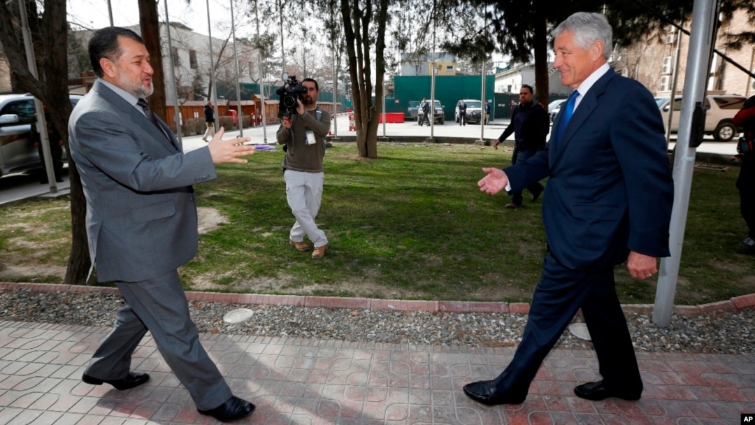 Menhan AS Chuck Hagel (kanan) bertemu Menhan Afghanistan Bismillah Khan Mohammad di markas besar pasukan koalisi di Kabul hari Sabtu (7/12). 