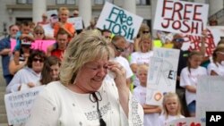 Foto de archivo de Laurie Holt, la madre del estadounidense detenido en Venezuela, Joshua Holt, durante una manifestación en Salt Lake, Utah.