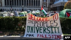 New York’taki Columbia Üniversitesi’nde Pazartesi günü İsrail karşıtı öğrencilerin prorotesto eylemleri nedeniyle yüz yüze derslerin iptal edilmesinden saatler sonra Yale Üniversitesi kampüsünde Filistin yanlısı gösteri yapan onlarca öğrenci gözaltına alındı.