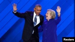 President AS Barack Obama dan capres Partai Demokrat Hillary Clinton tampil bersama di atas panggung Konvensi Nasional Partai Demokrat di Philadelphia Rabu (27/7).