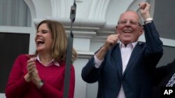 El candidato presidencial peruano Pedro Pablo Kuzcynski celebra desde el balcón de su casa junto a la candidata a la vicepresidencia Mercedez Araoz, en Lima, Perú, el domingo, 5 de junio de 2016.