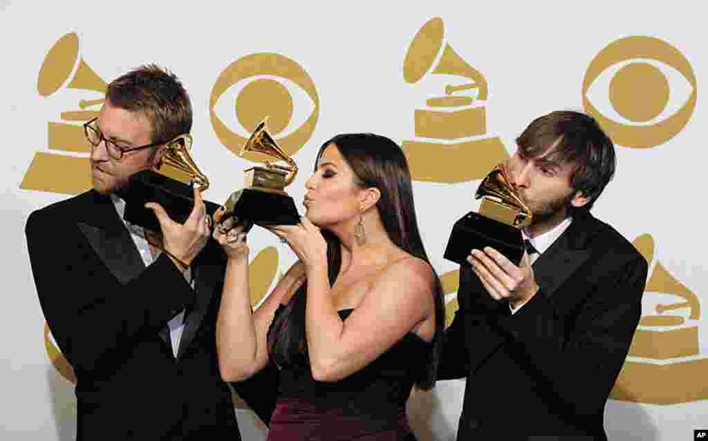 From left, Charles Kelley, Hillary Scott and Dave Haywood, of musical group Lady Antebellum, pose backstage with the awards for best country album for "Own the Night" at the 54th annual Grammy Awards in Los Angeles, February 12, 2012. (AP Photo/Mark J. Te