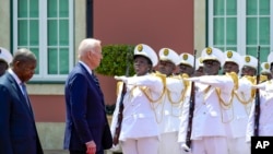 UMongameli weMelika uMnu Joe Biden uhlola amabutho aseAngola elosowabo walelolizwe uMnu Joao Lourenco, besigodlweni sikaMongameli eLuanda, Angola, mhlaka 03, Mpalakazi, 2024.