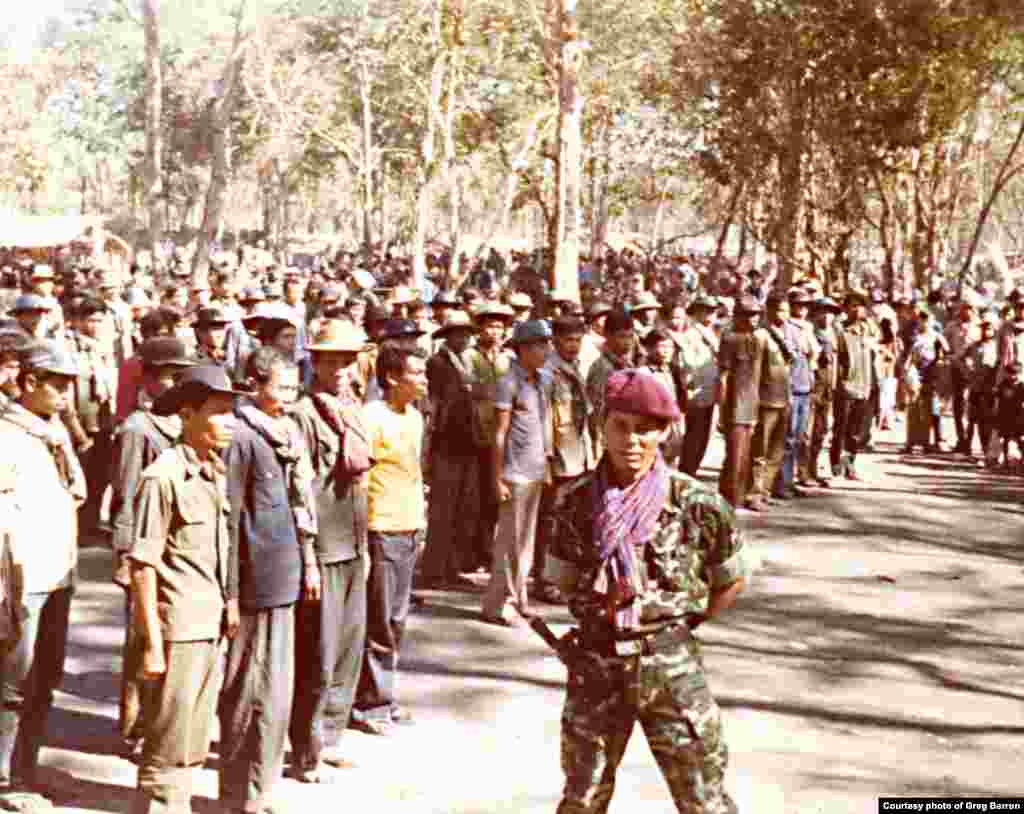 ទាហាន​ក្រុម​បះបោរ​ខ្មែរសេរី នៅ​ជំរុំខ្មែរ​នៅ​ក្នុង​ប្រទេស​កម្ពុជា កាលពី​ខែវិច្ឆិកា ឆ្នាំ១៩៧៩។ (រូបថត​ផ្តល់​ឲ្យ​ដោយ Greg Barron)