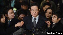 Lee Jae-yong, wakil presiden Samsung Electronics yang didakwa melakukan penyuapan, diwawancara wartawan saat menuju kantor jaksa di Seoul (13/2).