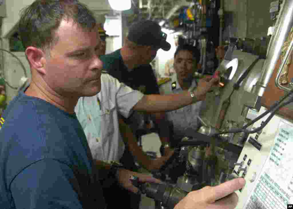 峴港 (7月17日) 越南水兵在美國海軍搜救艦護衛者號參觀潛水員模擬潛水訓練。