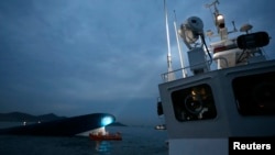 Kapal feri Korea Selatan "Sewol" tenggelam di lepas pantai Jindo (16/4).