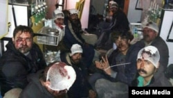 گروهی از درویشان گنابادی کتک خورده و بازداشت شده در حوادث خیابان گلستان هفتم پاسداران تهران 