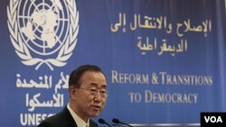 Sekjen PBB Ban Ki-moon berpidato dalam pembukaan konferensi tentang demokrasi dunia Arab di Beirut, Lebanon (15/1).