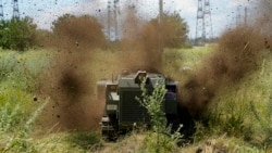 ARCHIVO - Un vehículo robótico militar ruso detona una mina terrestre en Mariupol, este de Ucrania, el 13 de julio de 2022. Esta foto fue tomada durante un viaje organizado por el Ministerio de Defensa de Rusia.