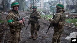 Ukrajinski vojnici u borbama pogođenom Bahmutu, u regionu Donjecka, 12. aprila 2023. (Foto: AP/Irina Rubakova)