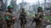 Soldados ucranianos conversan en Bájmut, en la región de Donetsk, el 12 de abril de 2023.