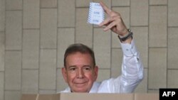 Edmundo González Urrutia, aspirante a la presidencia por la Plataforma Unitaria opositora, muestra su voto en la elección del 28 de julio de 2024, en Caracas.