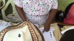 Ma'aikacin Hukumar Zabe ta INEC ke Binciken Rajistar Masu Zabe, Abuja, 3, ga Fabrairu 2015