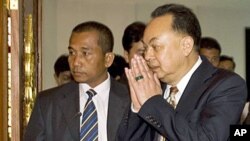 Thai Foreign Minister Kasit Piromya, right, arrives for a bilateral meeting with Cambodian counterpart at Foreign Ministry in Phnom Penh, Cambodia, 30 Dec 2010